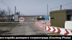Як зазначає ДПСУ, пропуск через лінію розмежування здійснюється в контрольному пункті «Станиця Луганська», двічі на тиждень – у пункті «Новотроїцьке».