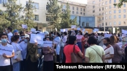 Орхан Инандыны колдогон бир нече адам акцияга чыгып, анын тез табылышын талап кылышты. 1-июнь, 2021-жыл.