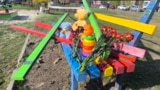 Кветкі і цацкі на месцы гібелі дзяцей на падворку ў Крывым Рагу, 5 красавіка 2025 году