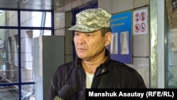 Сотқа келіп тұрған Алматы тұрғыны Болат Имашев. Алматы, 30 қыркүйек 2019 жыл.