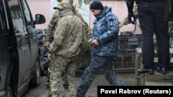 Арестованного украинского моряка выводят из суда Симферополя, 27 ноября
