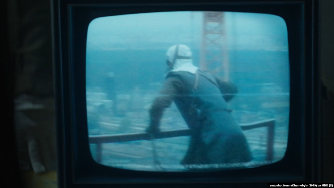 Кадр із серіалу «Чорнобиль» (2019) від HBO в якому використана реальна хроніка українських документалістів 