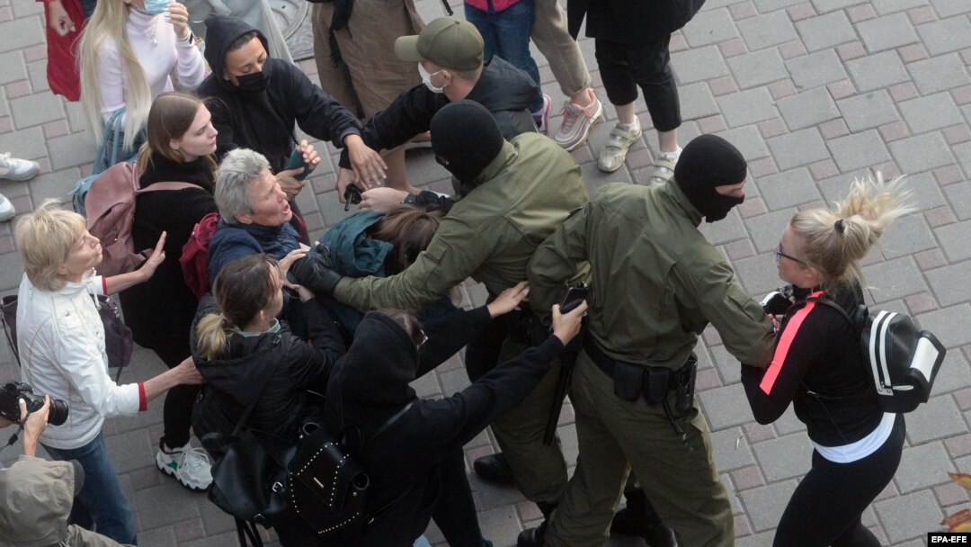 Policija hapsi žene tokom skupa podrške Kolesnikovoj u Minku 9. septembra