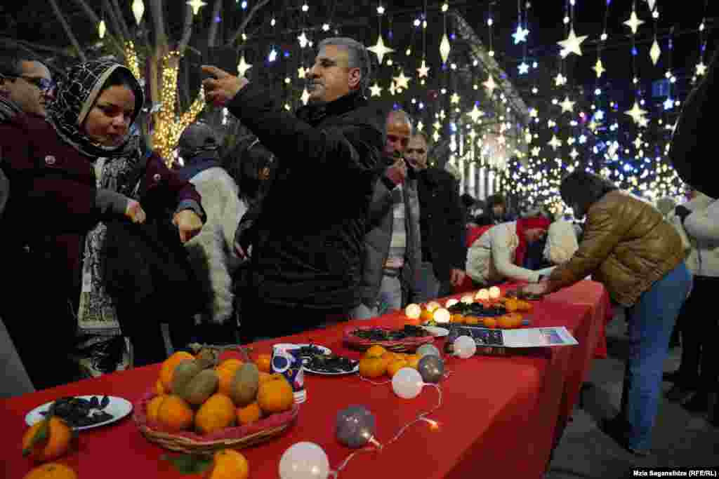 31 დეკემბრის ღამეს თბილისელების დიდი ნაწილი რუსთაველის გამზირზე შეხვდა. სუფრა, რომელზეც ტკბილეული, ხილი და ხაჭაპუები ეწყო თავისუფლების მეტროდან ოპერამდე იყო გაშლილი. 
