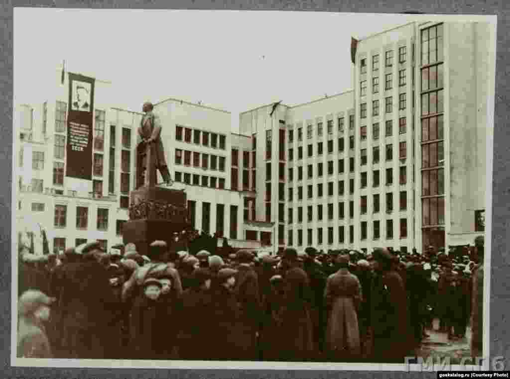 Першы мітынг каля пабудаванага Дому ўраду, 7 лістапада 1934 году