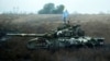 Украинский флаг на заброшенном российском танке в Донецкой области, 10 октября 2022 года