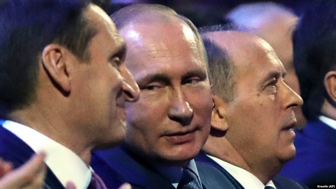 Президент Росії Володимир Путін (у центрі), директор Служби зовнішньої розвідки Росії Сергій Наришкін (ліворуч) і голова ФСБ Олександр Бортніков