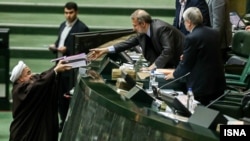 حسن روحانی هنگام ارائه لایحه بودجه به ریاست مجلس شورای اسلامی.