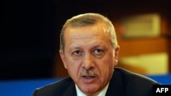 رجب طیب اردوغان در جریان سفر تبلیغاتی‌اش گفته است که اگر آقای گولن مایل به انجام کار سیاسی است، وارد گود شود