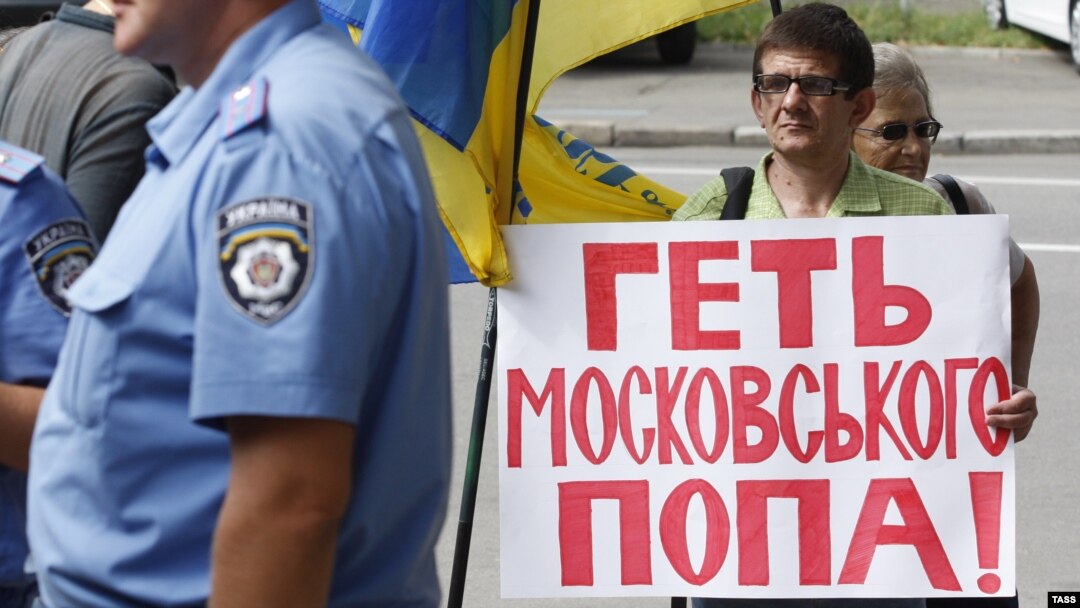 Учасник одного з мітингів біля Києво-Печерської лаври (фото архівне)