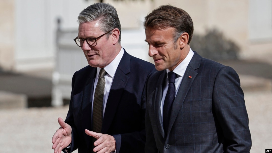Starmer (L) i Makron u razgovoru prilikom dolaska britanskog premijera na sastanak sa francuskim predsjednikom u Jelisejskoj palati, Pariz, 29. avgust 2024.