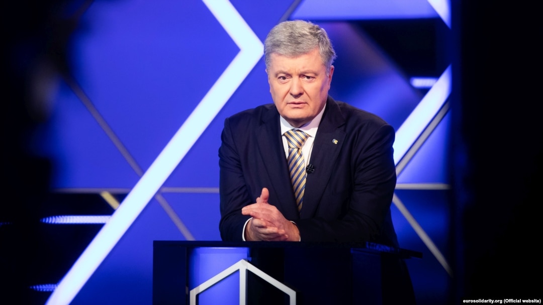 Про те, що ліквідована ботоферма пов’язана із «Європейською солідарністю» – політсилою експрезидента, а нині народного депутата Петра Порошенка, – повідомила з посиланням на власні джерела у правоохоронних органах низка українських ЗМІ