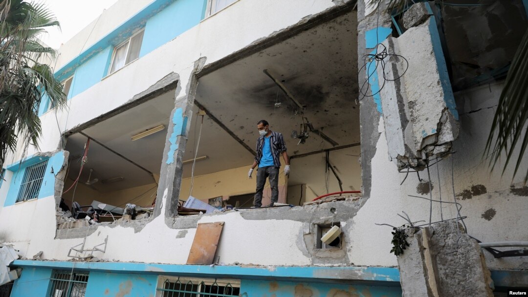 Palestinac pregleda štetu na klinici Al-Daraj koja je pogođena izraelskim napadom, usred sukoba između Izraela i Hamasa, u gradu Gaza 24. juna 2024.