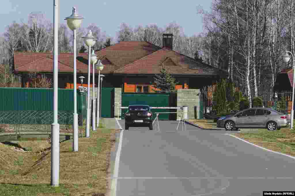 Двухпавярховы драўляны комплекс за шлягбаўмам. На ім яшчэ ня скончаныя будаўнічыя работы. Мясцовыя кажуць, гэта «яшчэ адна рэзыдэнцыя» славутага земляка.