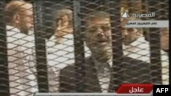 تصویری از محاکمه محمد مرسی، رییس جمهوری برکنار شده مصر، در آبان ماه امسال