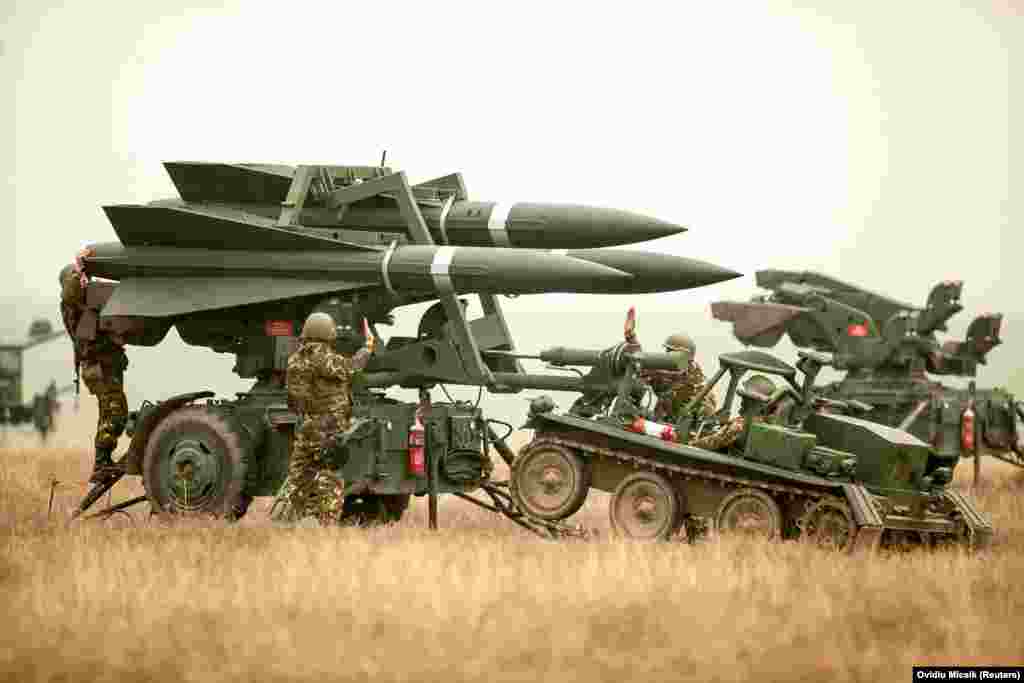 Зенитно-ракетные комплексы HAWK В опубликованном 30 декабря заявлении Госдепартамента США говорилось, что новейший пакет вооружений включает неуказанные &laquo;боеприпасы ПВО&raquo;, в то время как в материала AP утверждается, что Киеву предоставят системы HAWK. Установки HAWK впервые поступили на вооружение армии США в 1959 году. По сообщениям, старые ракеты показывают эффективность в отражении беспилотников иранской разработки Shahed, которые не отличаются высокой скоростью&nbsp;