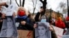 Un grup de femei în timpul unui protest organizat pe 6 noiembrie 2021 la Varșovia, Polonia. Ele au mai multe fotografii cu Iza, care a murit din cauza complicațiilor din timpul sarcinii.