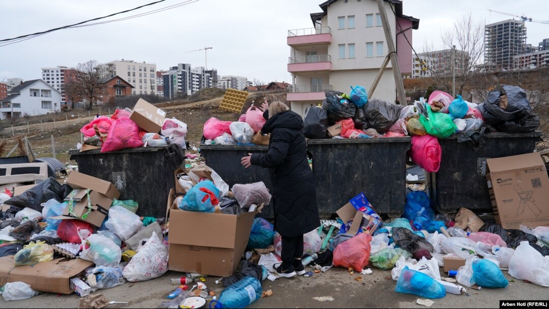 Kontejneri prepunjeni otpadom... Priština, 3.februar 2025.
