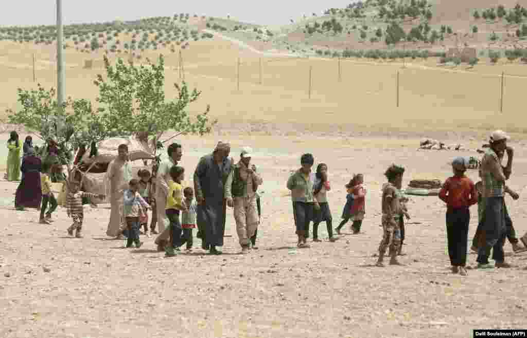 گروهی از آوارگان جنگ، پیش از عملیات نهایی ائتلاف شورشیان خود را به اردوگاه‌هایی در حاشیه منبج رسانده‌اند