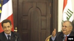  جلال طالبانی به همراه نيکولا سرکوزی در نشست خبری مشترک، بغداد ۲۲ بهمن ۱۳۸۷ 