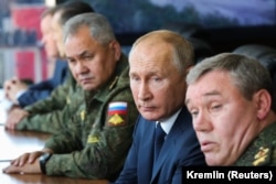 Ruski predsednik Vladimir Putin (u sredini), ministar odbrane Sergej Šojgu (levo) i general Valerij Gerasimov nadgledaju vojne vežbe u septembru 2020.