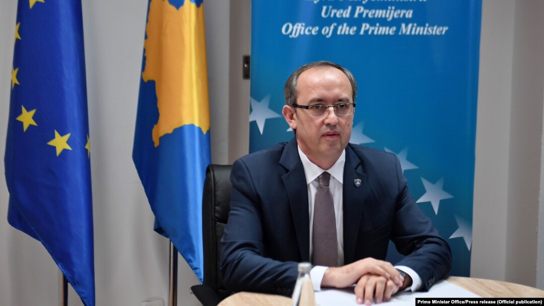 Premijer Kosova Avdulah Hoti tokom prvog online susreta sa predsednikom Srbije Aleksandrom Vučićem, organizovanog 12. jula 2020. 