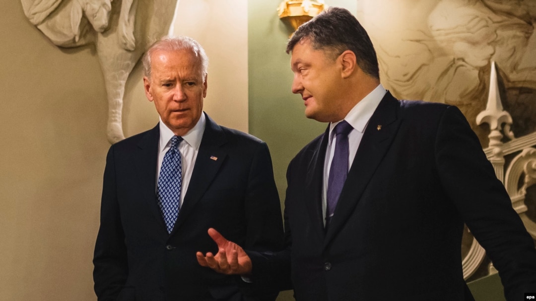 Ukrainian President Petro Poroshenko (right) talks with U.S. Vice President Joe Biden during a meeting in Kyiv in December 2015.