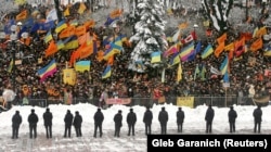 Сотрудники полиции стоят напротив сторонников Ющенко у здания правительства в Киеве, 1 декабря 2004 года
