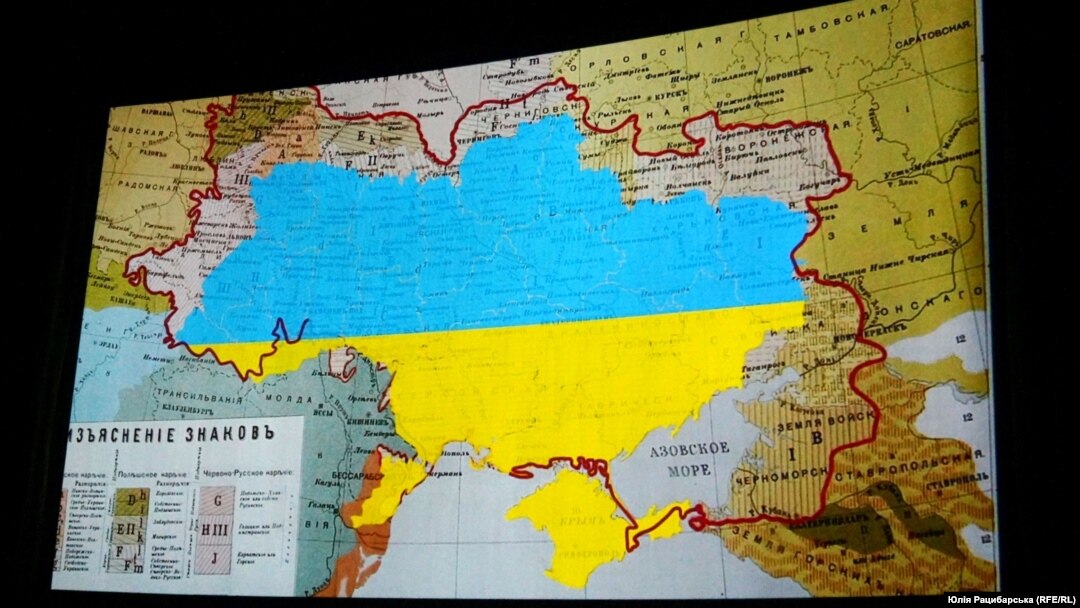 Кадр із документального фільму-дослідження про українську мову «Соловей співає. Доки голос має». Синьо-жовтими кольорами позначено нинішні кордони України на Діалектичній мапі української мови станом на 1871 рік