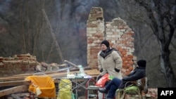 Brojni ljudi u Petrinji, Sisku, Glini i okolnim selima, ostali su bez svog doma u potresu magnitude 6,2 prema Richteru koji je pogodio središnju Hrvatsku 29. prosinca 2020. (Foto: Žene ispred uništenog doma u Petrinji, 2. siječnja 2021.)