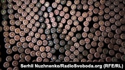 Внаслідок обстрілу біля Старогнатівки було важко поранено українського військового. Йому надали медичну допомогу та врятувати життя не змогли, зазначили у штабі.