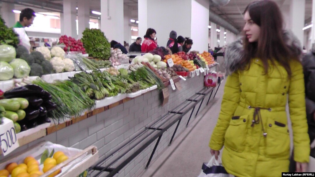 На продуктовом рынке в Алматы.