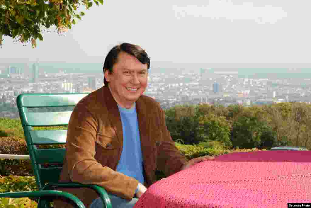 2007 жылы көктемде Қазақстан ішкі істер министрлігі Рахат Әлиевке қатысты қылмыстық іс қозғады. Әлиевке "Нұрбанктің" екі топ-менеджерін (кейін олардың сүйегі табылды) ұрлады, қылмыстық топ құрды және басқарды деген айыптар тағылды. 2007 жылы мамырда Рахат Әлиевке халықаралық іздеу жарияланды. Әлиев өзіне тағылған айыпты 2012 жылы өтетін президенттік сайлауда кандидатурасын ұсынбақ жоспарымен байланыстырған.