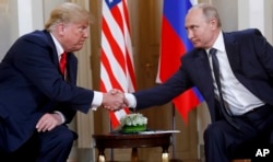 Президент США Дональд Трамп (ліворуч) і президент Росії Володимир Путін тиснуть один одному руки в Гельсінкі, Фінляндія 16 липня 2018 року
