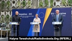 Верховная представительница ЕС по иностранным делам и политике безопасности Кая Каллас, премьер-министр Украины Денис Шмыгаль и министр иностранных дел Украины Андрей Сибига во время встречи для создания спецтрибунала по преступлениям России. Львов, 9 мая 2025 года