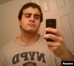 در بیشتر تصاویر منتشر شده از او، عمر متین، تی‌شرت با نقش واحد پلیس نیویورک، NYPD را بر تن دارد