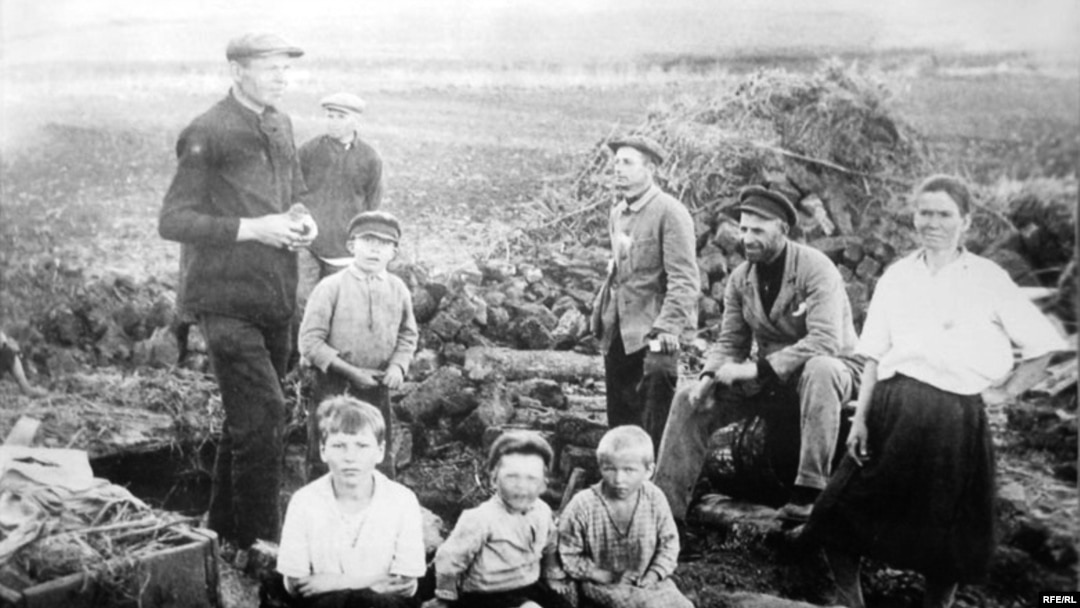 Розкуркулена сім'я біля землянки. с. Удачне на Донеччині, початок 1930-х років<br /><br />(Фото з виставки «Розсекречена пам'ять: Голодомор 1932-1933 років в Україні в документах ГПУ-НКВД»)