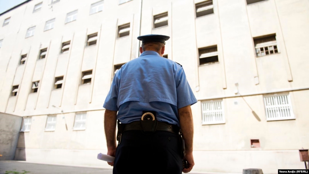 Policajac ispred zatvora, ilustrativna fotografija