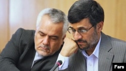 محمود احمدی نژاد، رييس دولت دهم(راست)، محمدرضا رحيمی را فردی «بسيار پاک و انقلابی» معرفی کرده و اتهام های وارده به وی را يک «حرکت سياسی» توصيف کرد.