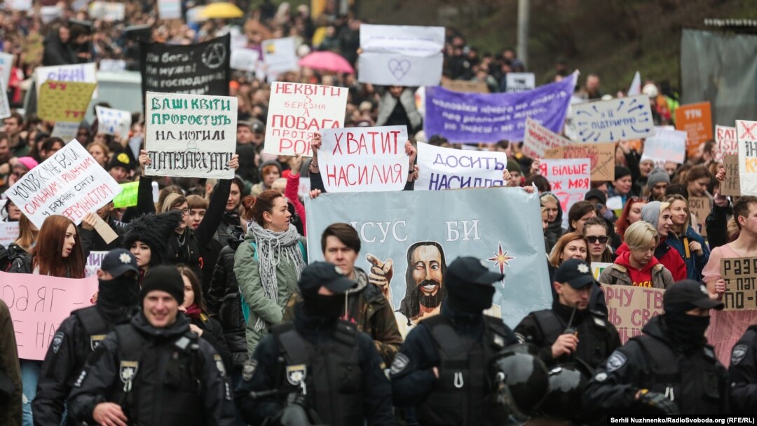 Марш жінок і акція противників фемінізму відбулися в Києві 8 березня