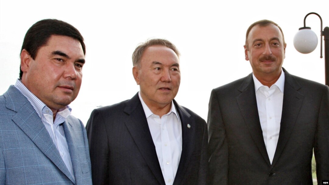 Президент Туркменистана Гурбангулы Бердымухамедов (слева), президент Казахстана Нурсултан Назарбаев (в центре) и президент Азербайджана Ильхам Алиев. Актау, сентябрь 2009 года.