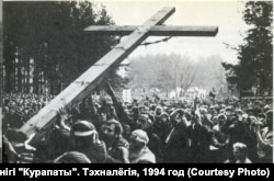 У 1989 годзе падчас шэсьця і жалобнага мітынгу ў Курапатах з нагоды Дня памяці продкаў быў усталяваны Крыж пакутаў, які асьвяцілі сьвятары чатырох асноўных канфэсій – праваслаўнай, каталіцкай, пратэстанцкай і ўніяцкай.