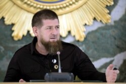 Kadirov je prikazan kako predsedava sastankom u Groznom 26. maja, prvi put od njegove hospitalizacije.