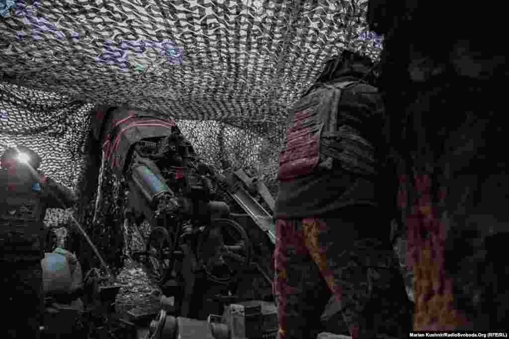 Артиллеристы регулярно меняют боевые позиции, максимально маскируют их и обеспечивают дополнительную защиту орудию, так гаубица, по их словам, часто спасает жизни украинских военных на передовой