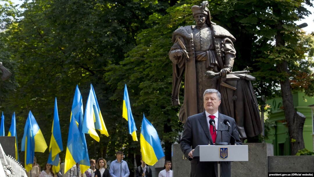 Президент України Петро Порошенко під час вступу біля пам’ятника гетьману Пилипу Орлику з нагоди Дня Конституції України в Києві 28 червня 2018 року