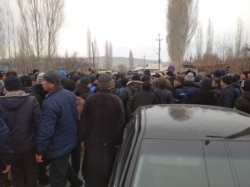 Чек арадагы чырдан кийин чогулган эл.