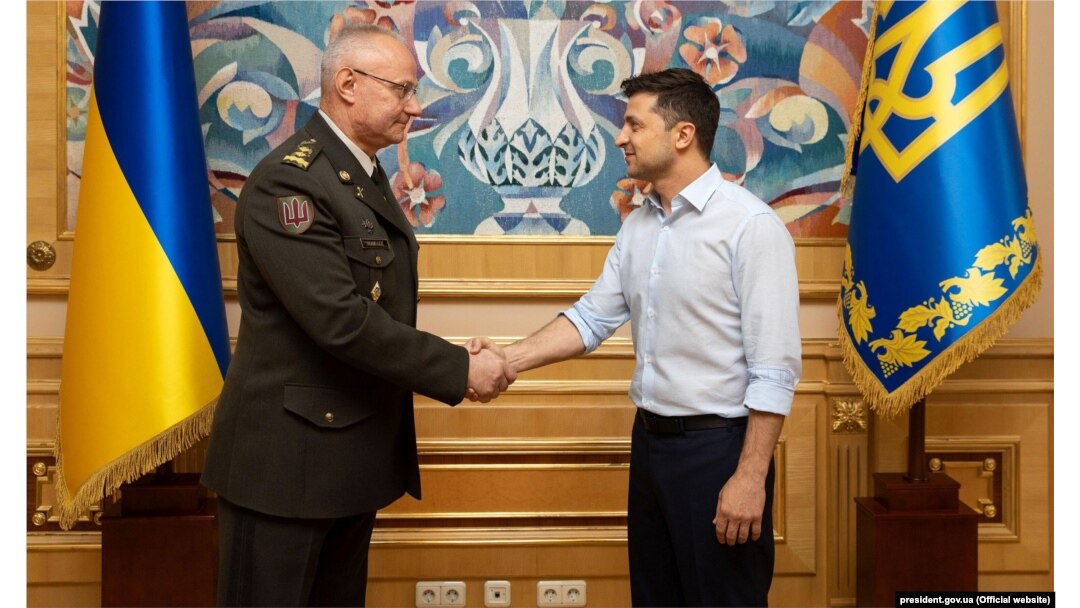 Президент України Володимир Зеленський і генерал-лейтенант Руслан Хомчак, начальник Генштабу – головнокомандувач Збройних сил України. Київ, 21 травня 2019 року