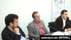 Դանիել Իոաննիսյանը (ձ), Արթուր Սաքունցը (կ) և Տիգրան Եգորյանը լրագրողների հետ հանդիպմանը: 15-ը մայիսի, 2017 թ․