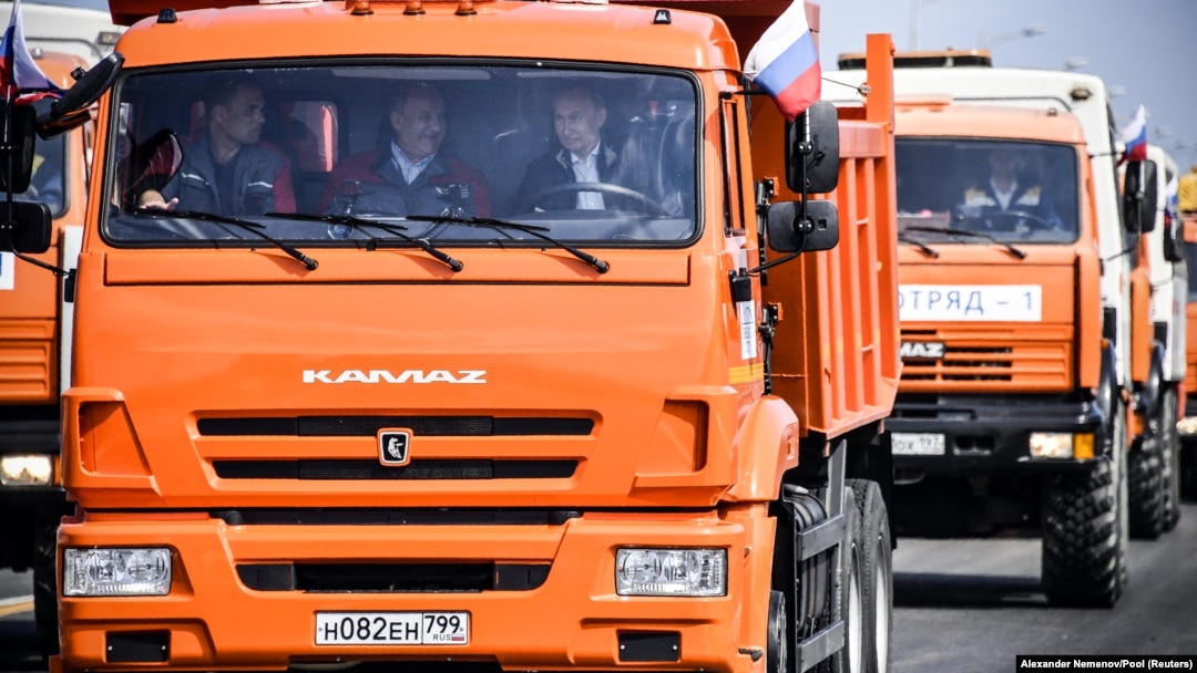 Президент Росії Володимир Путін (за кермом) під час відкриття автодорожньої частини Керченського мосту, 15 травня 2018 року