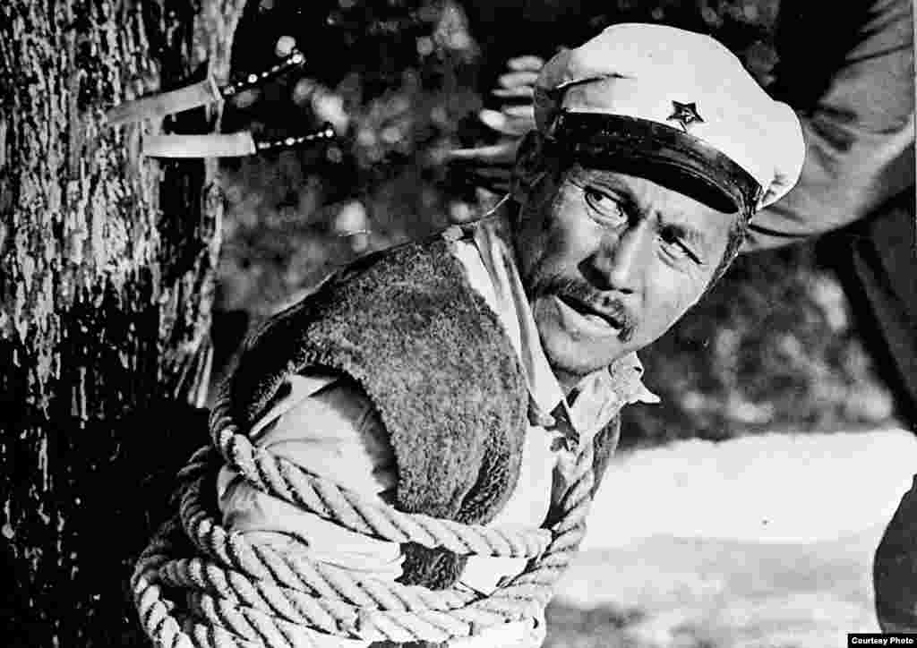Актер 1939-жылы 9-ноябрда Кыргызстандын Чүй облусуна караштуу Аламүдүн районунун Чоң-Таш айылында туулган. Узака созулган оорудан улам 1992-жылы Бишкекте каза болгон. 